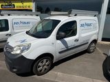 deux camionnettes garées l'une à côté de l'autre dans un parking