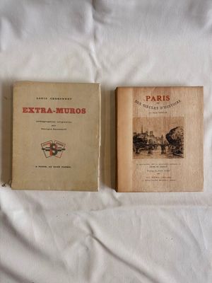 deux livres posés l’un à côté de l’autre sur un lit