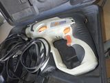 un pistolet à colle sans fil dans un étui muni d'un cordon d'alimentation