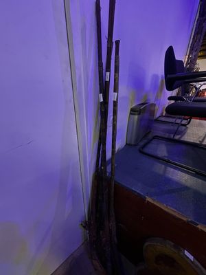 deux skis posés sur un porte-skis à côté d'une machine à laver