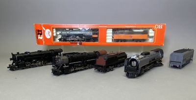 Plusieurs petits trains sont alignés les uns à côté des autres
