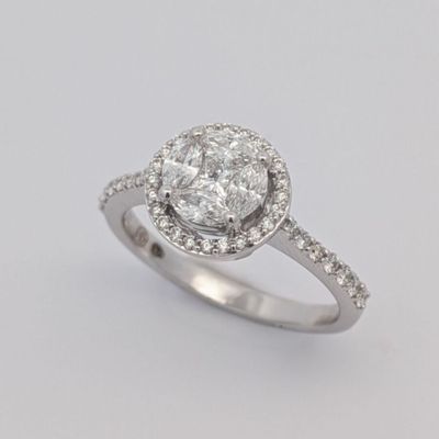 une image d'une bague en diamant sur fond blanc