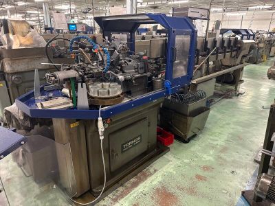une machine qui se trouve au milieu d'une usine