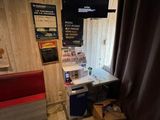 une petite table avec une télévision dans un coin de la pièce