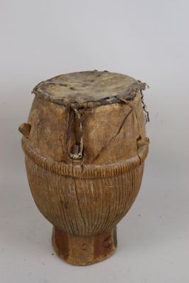 BAOULE, Côte d'Ivoire. Tambour en bois à membrane supérieure…