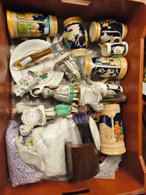 une boîte en bois remplie de nombreuses tasses de toutes sortes