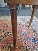 Paire de chaises en bois naturel, le dossier ajouré en forme… (photo 5)