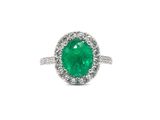 bague ovale en émeraude et diamant sur fond blanc