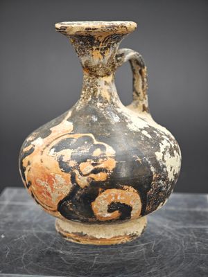 un vieux vase orné d'une peinture, exposé
