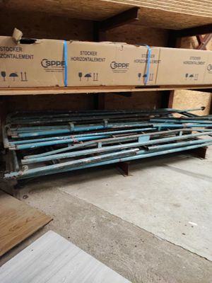 une pile de cartons posée sur une étagère dans une pièce