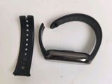 un bracelet de montre noir et un bracelet de montre noir