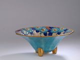 un bol bleu avec un motif floral