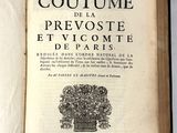un livre ouvert sur lequel est posé un vase de fleurs