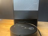 une photo d'un aspirateur robot posé sur une table en bois