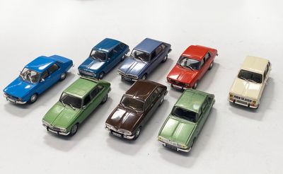 plusieurs petites voitures sont alignées sur une surface blanche