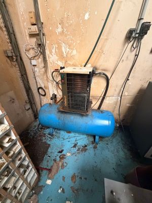 un climatiseur bleu dans un coin de la pièce