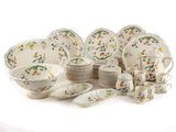 de nombreux types de plats et de tasses sur la table