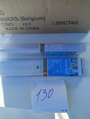 une boîte contenant tout un tas d'appareils électroniques