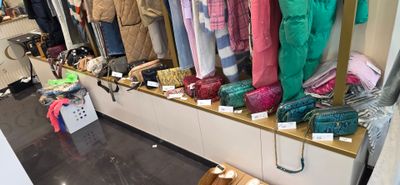 de nombreux parapluies de toutes les couleurs exposés dans un magasin