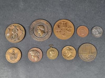 Lot de 10 médailles en bronze et métal patiné, diverses thém…
