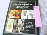 un livre posé sur une table, sur lequel est collé un autocollant rose