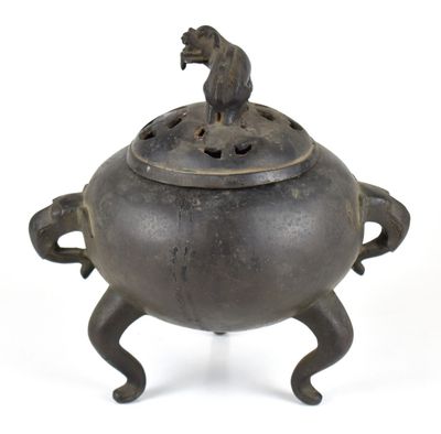 une image représentant un brûle-parfum en bronze surmonté d'un singe