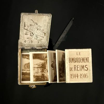un livre ouvert contenant des photos de personnes