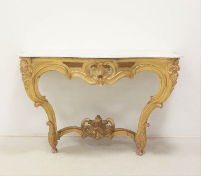 une table console en or avec un plateau en marbre
