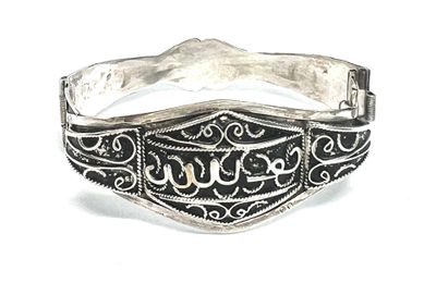 Bracelet rigide articulé en argent à décor berbère - L fermé…