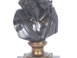 statue représentant le buste d'un homme coiffé d'un chapeau, posée sur un socle en bois