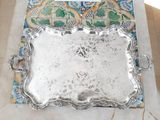 un plateau en argent posé sur une table