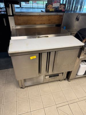 une cuisine avec un évier et un comptoir