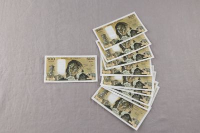 une pile d'argent posée sur une table