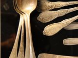 a lot of spoons and spoon spoons that are in a box