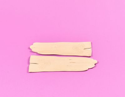 deux cuillères en bois sur un fond rose
