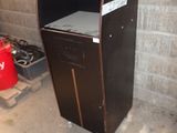 une armoire noire devant laquelle se trouve une borne d'incendie rouge