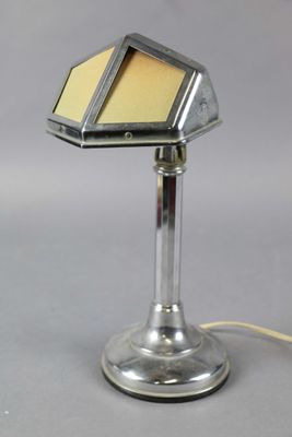 une petite lampe posée sur un pied en métal