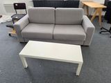 un canapé et une table basse dans une pièce
