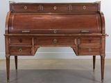 un bureau en bois avec des tiroirs et des tiroirs sur le dessus