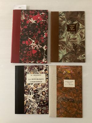 quatre livres sont alignés sur une surface blanche