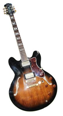 une guitare posée sur une surface blanche