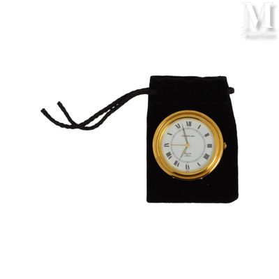 un petit sac noir contenant une montre dorée