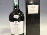 une bouteille de vin à côté d'une boîte