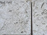 deux dalles de pierre ornées de dessins représentant des personnes et des animaux