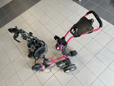 un vélo rose et noir suspendu au plafond
