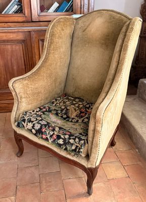 une chaise placée devant une bibliothèque