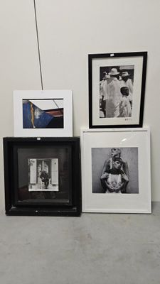Plusieurs photos en noir et blanc sont accrochées sur un mur blanc