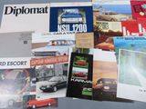 tout un tas de brochures automobiles différentes sur la table