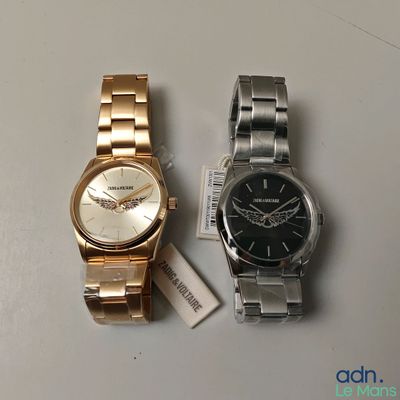 deux montres assises l'une à côté de l'autre sur une table