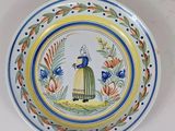 une assiette avec l'image d'une femme et d'un oiseau